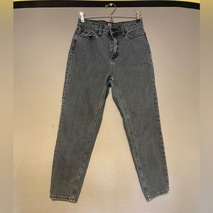 *WORN ONCE BDG Mom High-Rise black/Charcoal Jeans Size 25